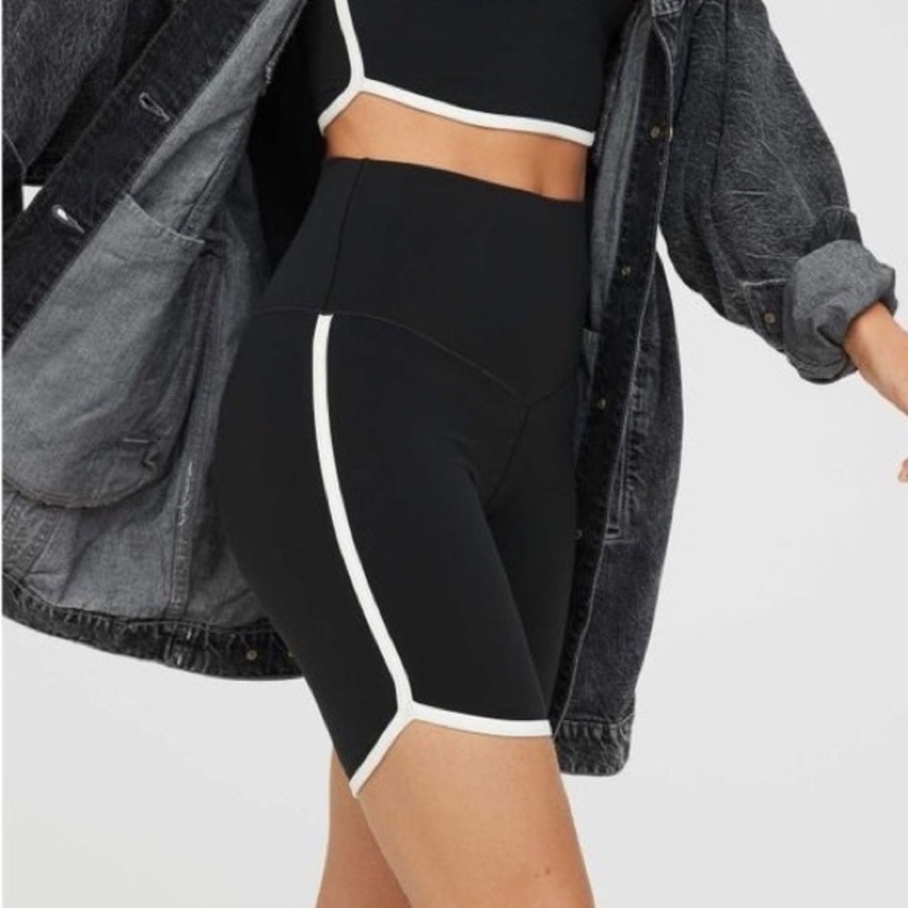 ARIE BIKE SHORT AND SPORTS BRA SET